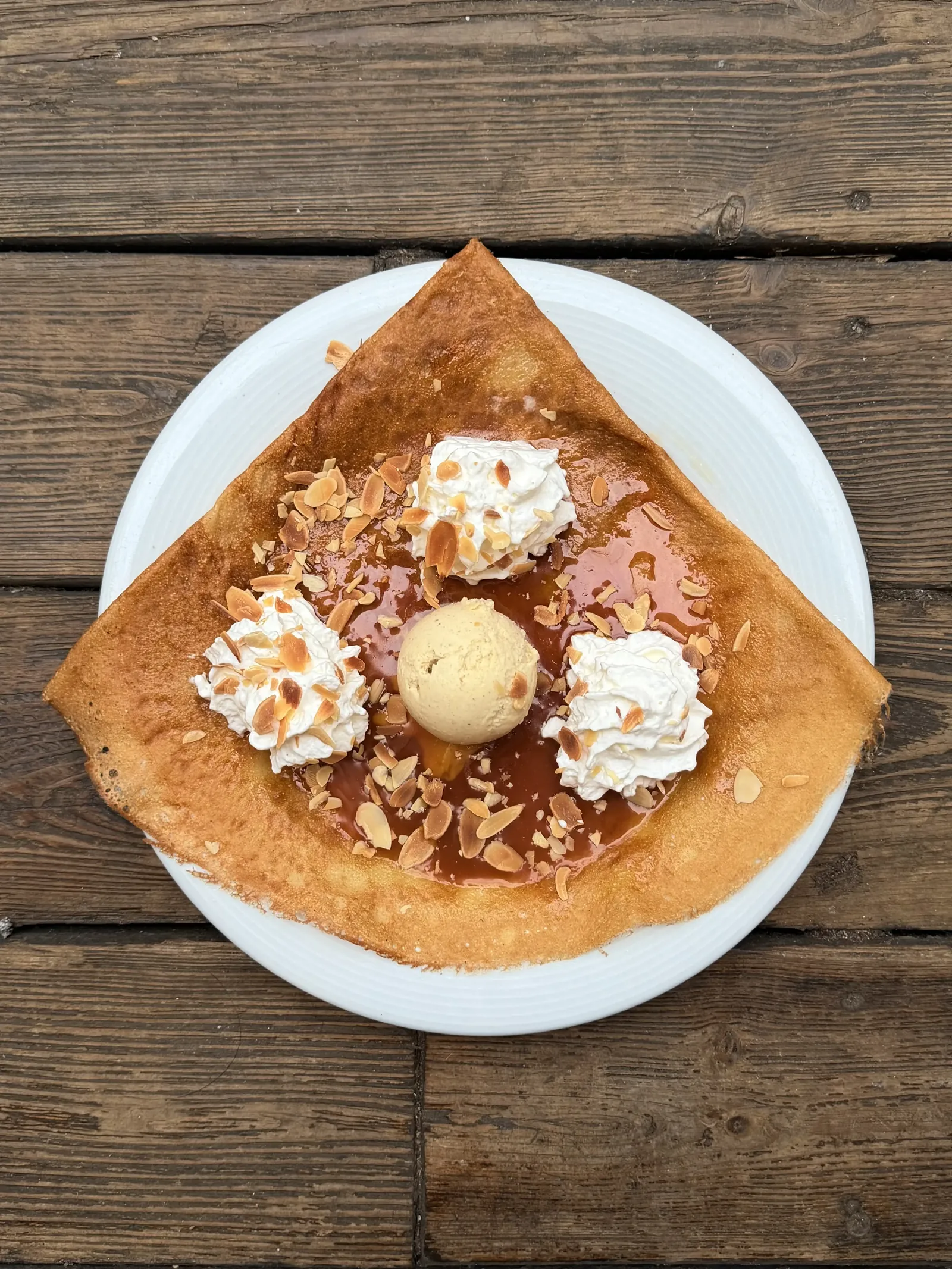 Crêpe au caramel beurre salé avec boule de glace, chantilly et amandes effilées