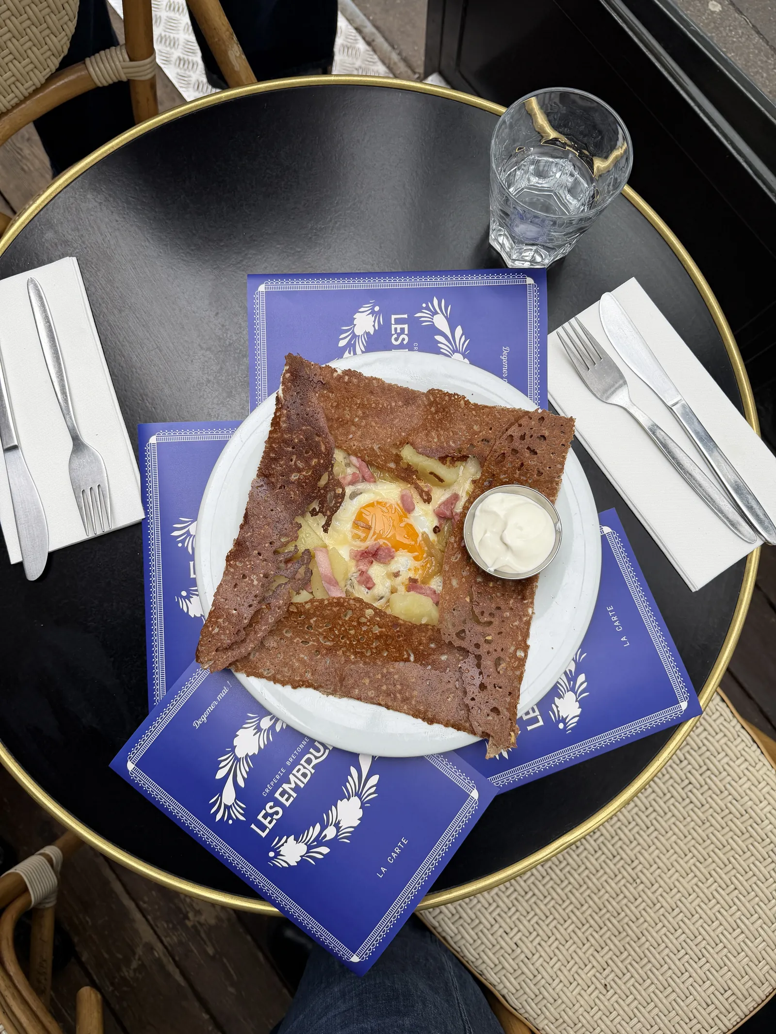Galette complète œuf, jambon, emmental servie sur une table bistrot avec les cartes Les Embruns