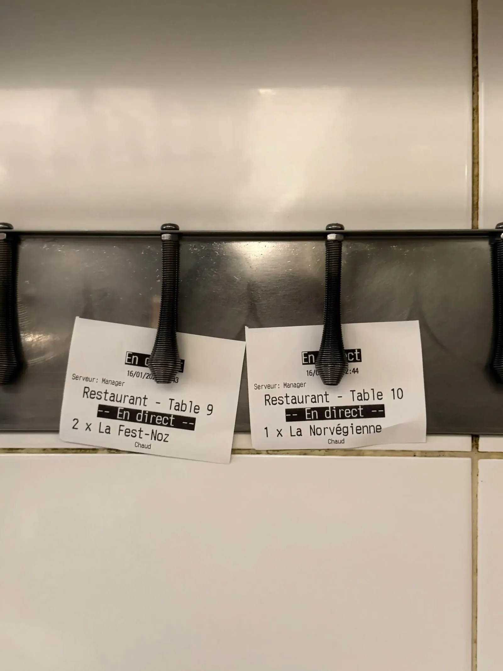 Tickets de commande en cuisine : deux Fest-Noz et une Norvégienne